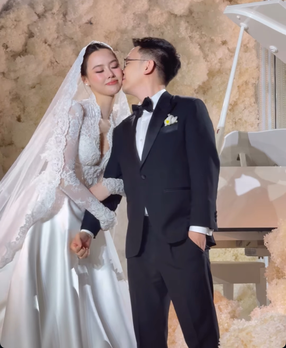 Đám cưới Á hậu Tâm Như và chồng doanh nhân: Cô dâu khóc nức nở, Khánh Vân, Ngọc Châu và dàn sao Việt đổ bộ- Ảnh 3. Chồng doanh nhân của Tâm Như ngại ngùng khi công khai hôn vợ