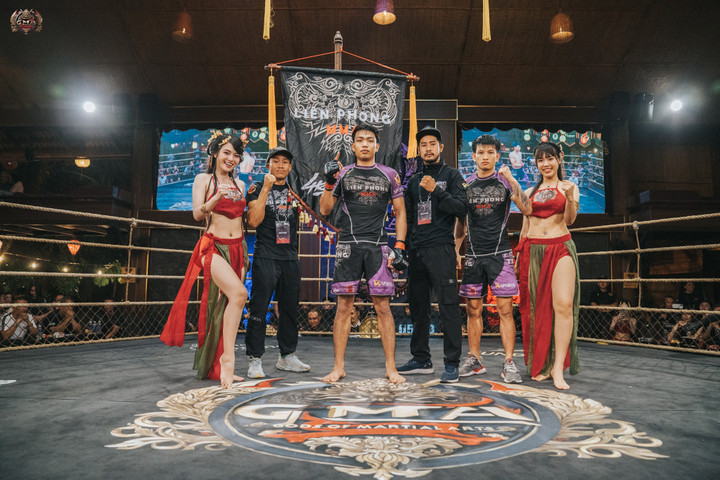 Bùi Văn Hùng (đứng giữa) giành chiến thắng. Bùi Văn Hùng ăn mừng chiến thắng