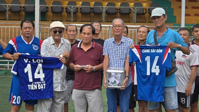 Bạn bè và đồng đội cũ từng tổ chức một trận đấu gây quỹ vào chiều 10/11 vừa qua để giúp Hồ Văn Lợi điều trị bệnh.