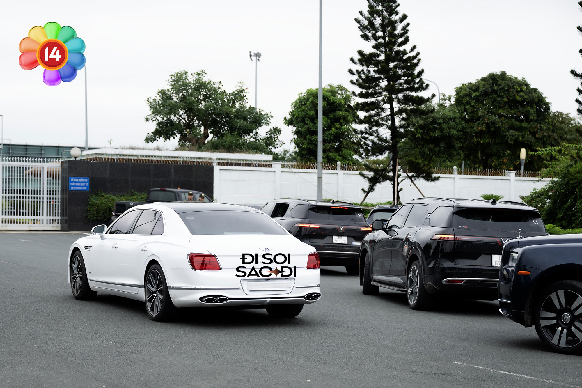 Ngay lúc này: G-Dragon đã lên chuyên cơ trở lại Hàn Quốc!- Ảnh 4. Siêu xe Bentley trắng hộ tống G-Dragon đến sân bay Nội Bài