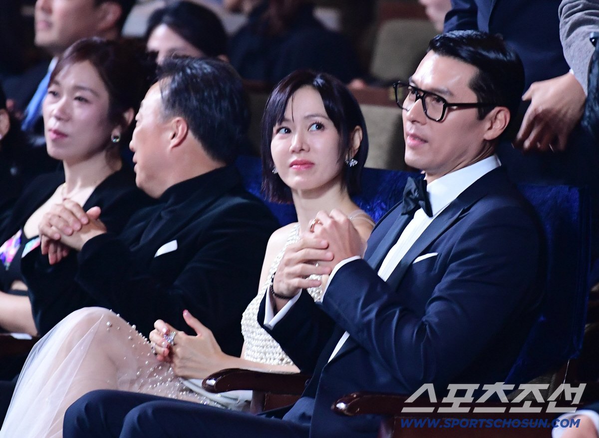 Son Ye Jin và Hyun Bin bên nhau tại hội trường