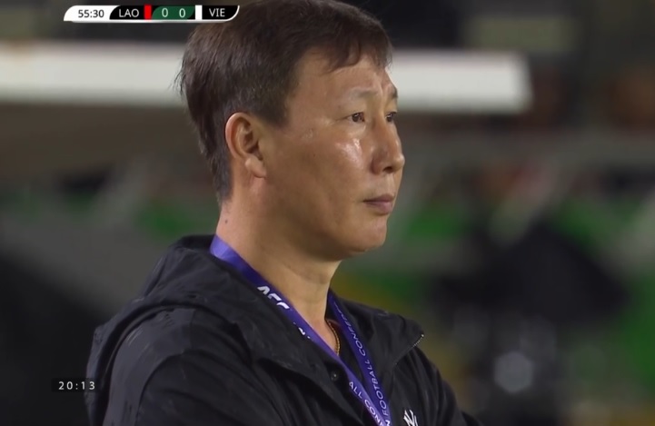 Xuân Son ghi bàn, Tuấn Hải tạo siêu phẩm, tuyển Việt Nam vẫn ngập tràn âu lo sau chiến thắng- Ảnh 2. Vẻ đăm chiêu của HLV Kim Sang-sik.