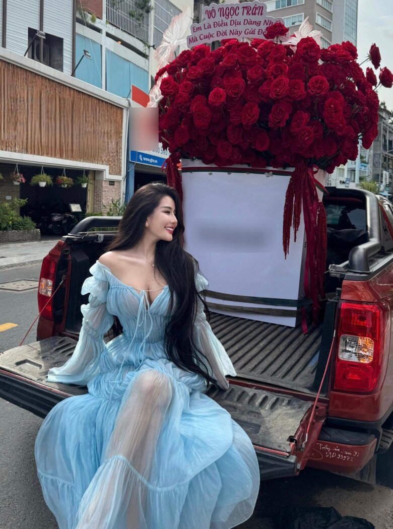 Võ Ngọc Trân khoe dáng với váy áo gợi cảm