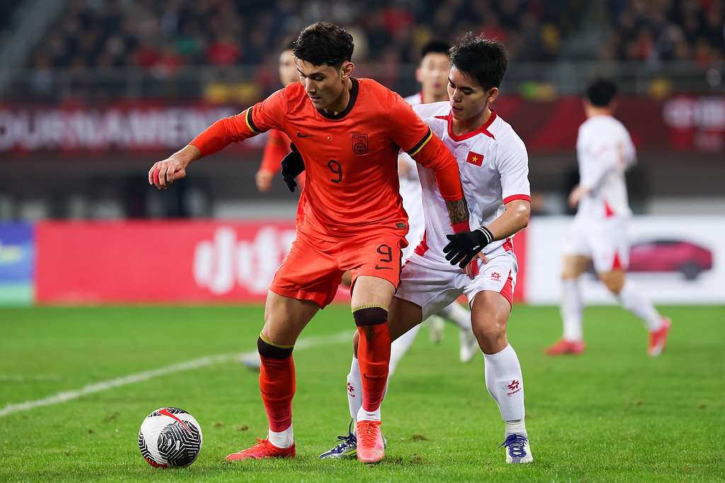 Trung Quốc - Ảnh 2. Trung Quốc (áo đỏ) vắng nhiều trụ cột