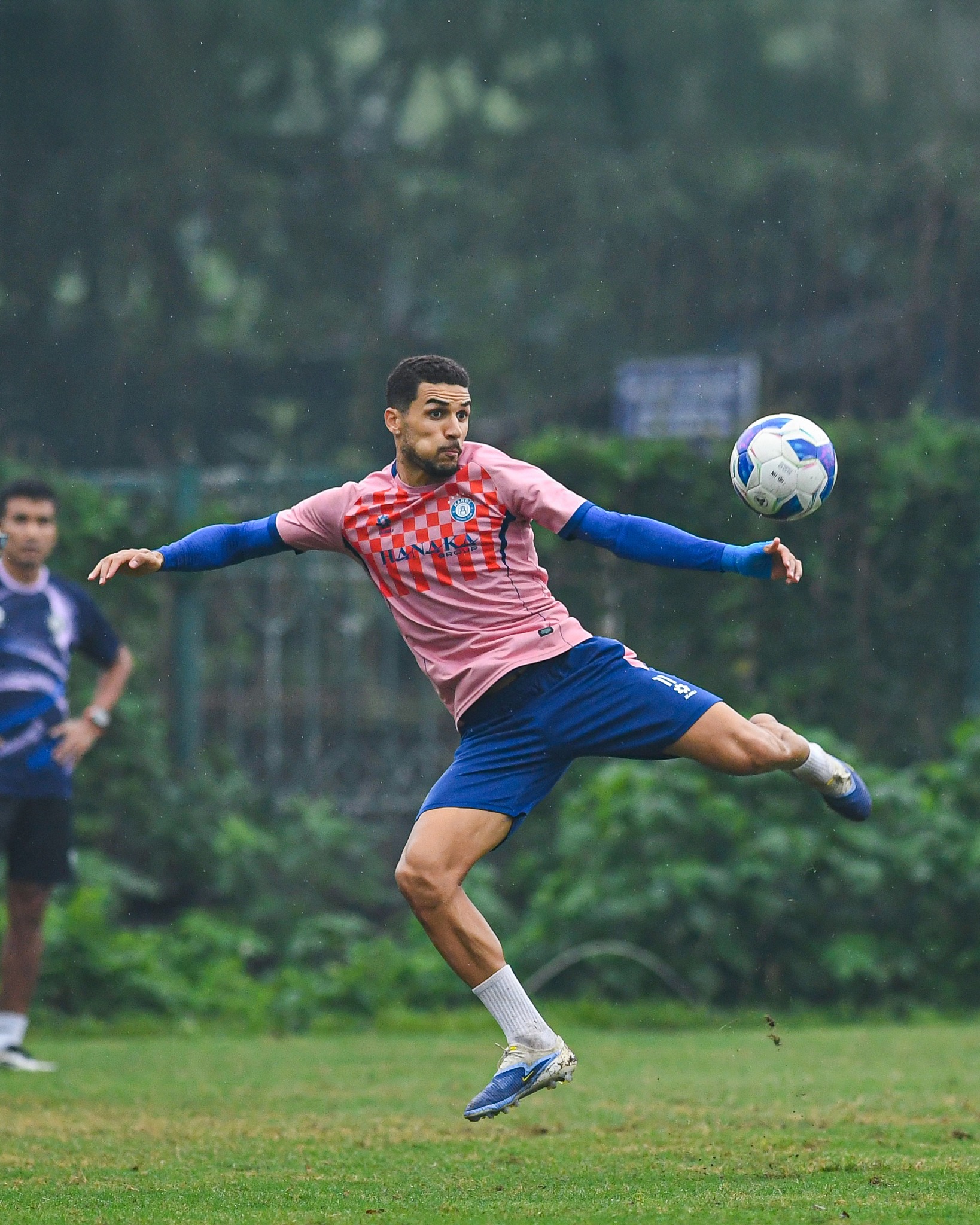 Đỗ Hoàng Hên tập luyện trước trận gặp lại đội bóng cũ Thép Xanh Nam Định