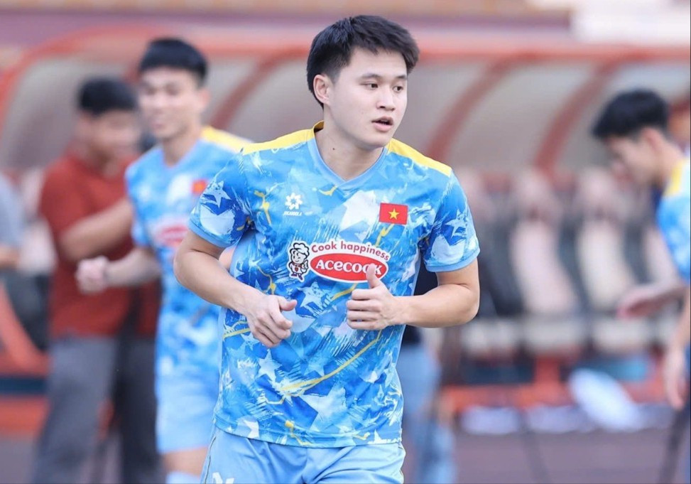 Tân binh Khổng Minh Gia Bảo tưởng bị trêu khi biết tin lên tuyển- Ảnh 1. Khổng Minh Gia Bảo nhận tin triệu tập lên đội tuyển Việt Nam