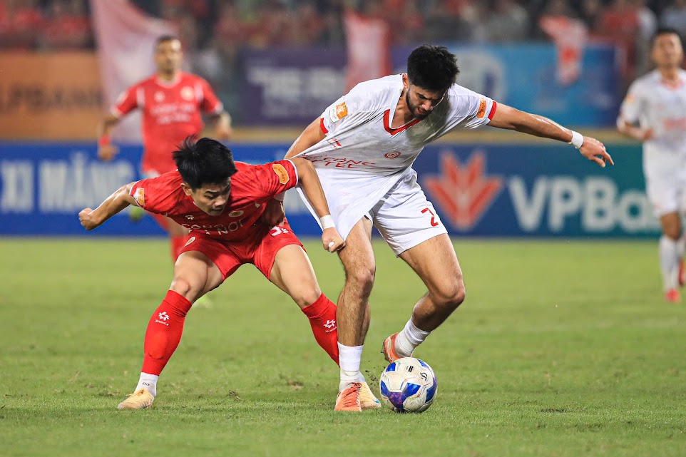 CAHN (áo đỏ) thua Thể Công Viettel 5-6 sau loạt đá luân lưu ở vòng 1/8 cúp QG.