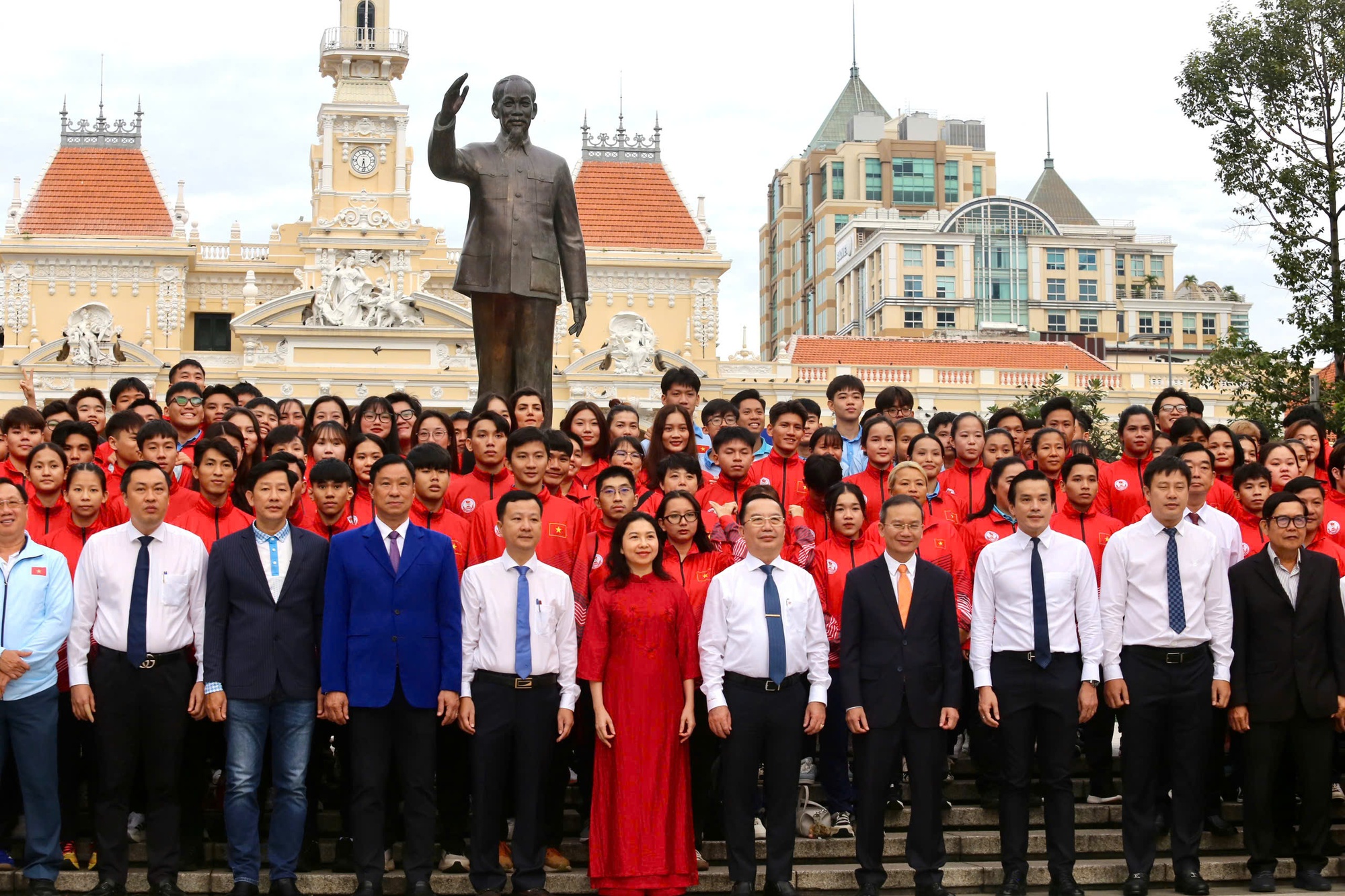 Đoàn TTVN khu vực phía Nam dâng hoa tượng đài Bác Hồ