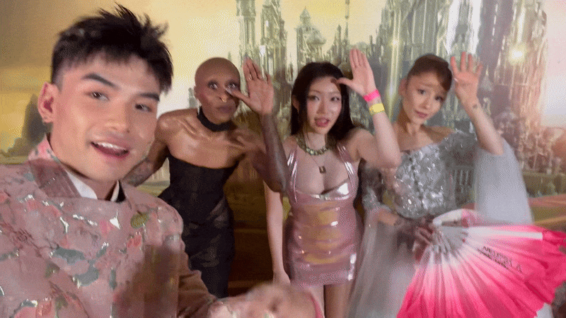 Ariana Grande nói tiếng Việt và vẫy tay đu trend em chào sếp