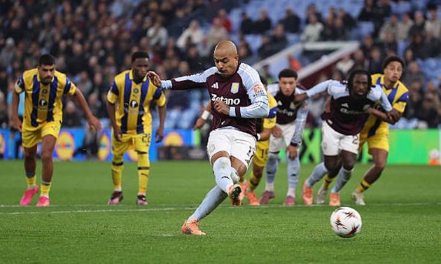 Donyell Malen ăn mừng bàn thắng