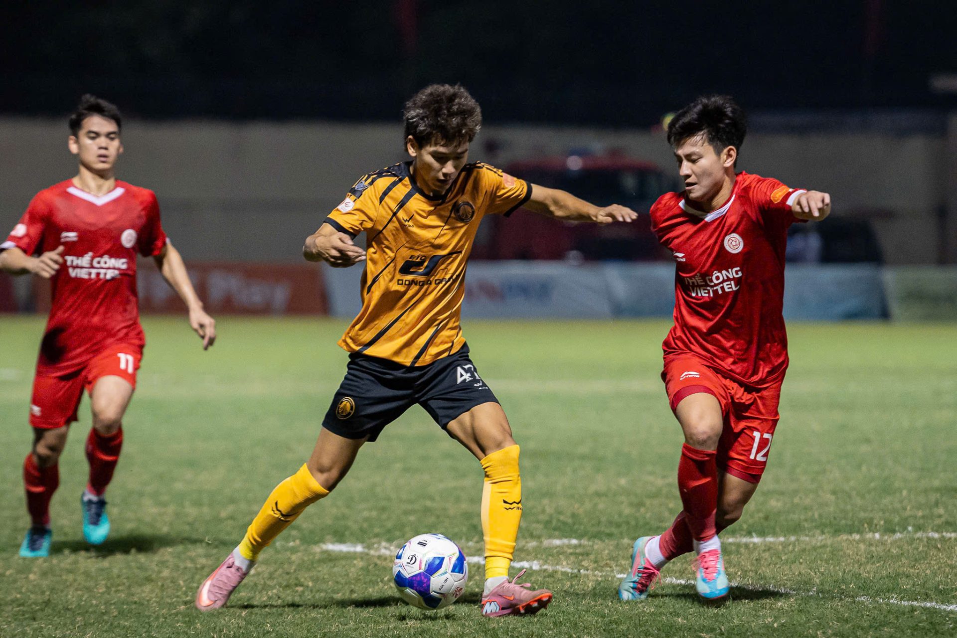 Tin nóng bóng đá Việt Nam hôm nay 3/11: HLV Hàn Quốc thừa nhận Thanh Hóa sa sút; Công Phượng vẫn chưa trở lại sân cỏ - Ảnh 1. Tuyển thủ U23 Việt Nam Văn Thuận (áo vàng) và Đông Á Thanh Hóa đang chơi không tốt