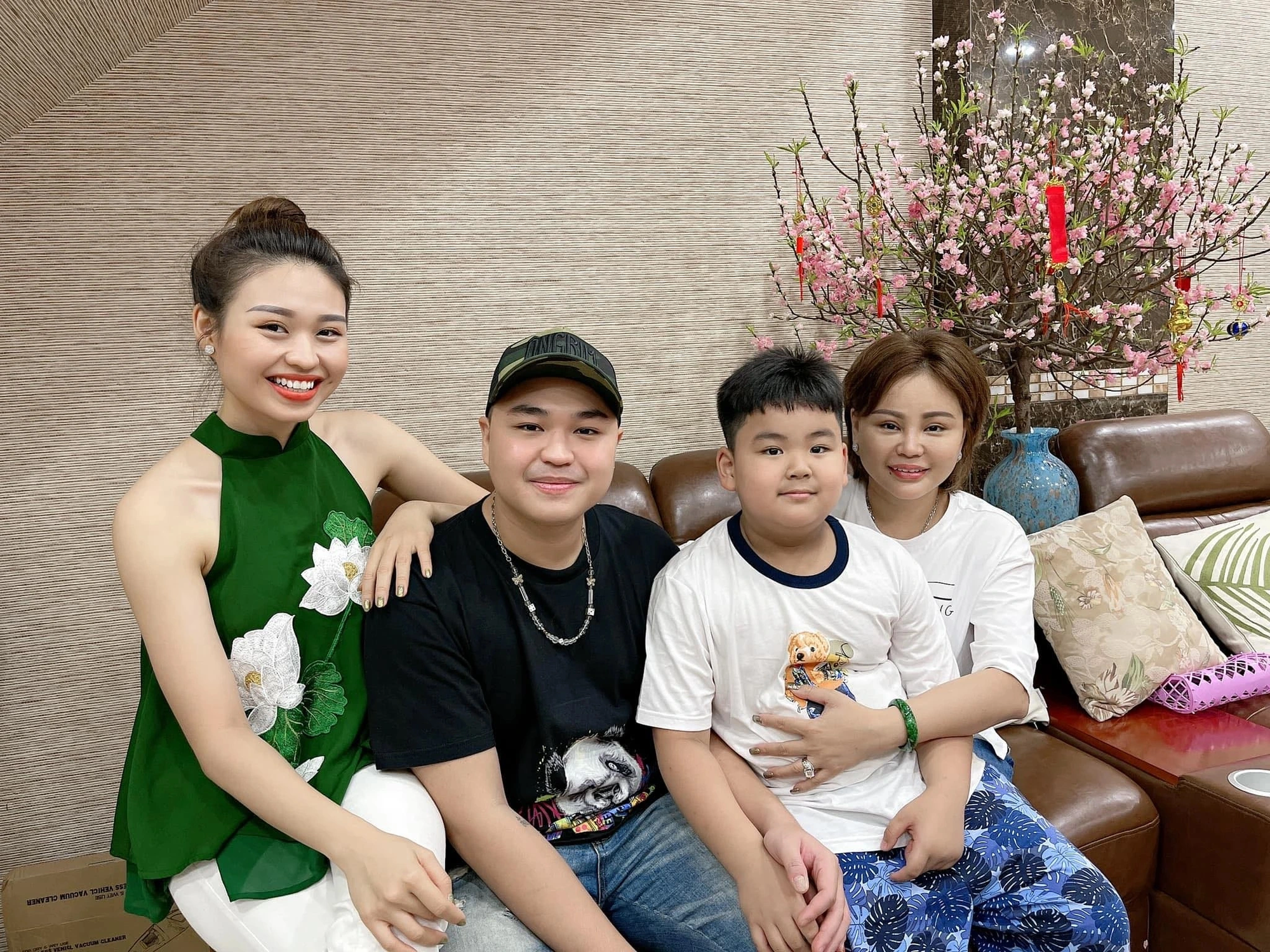 Lê Giang cùng mẹ và các con.