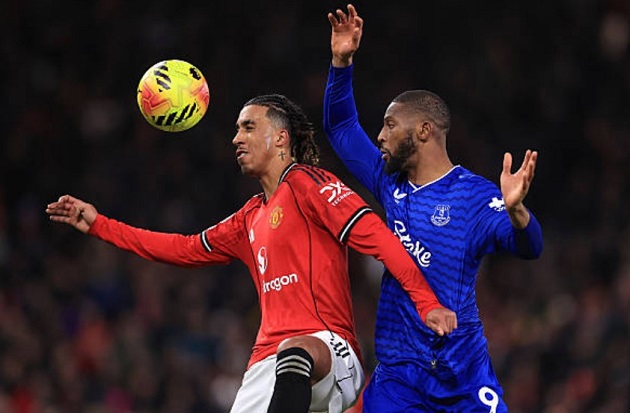 Leny Yoro không tắc bóng dứt khoát