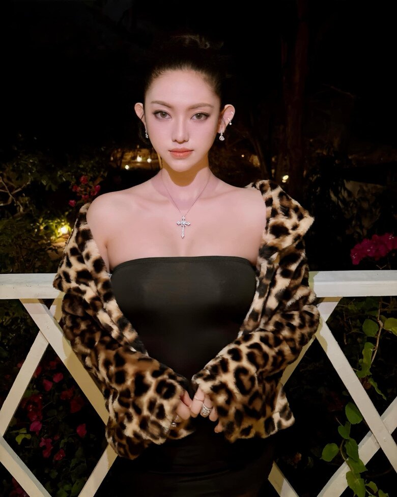 Trong khoảnh khắc đêm, Thúy Vi chọn váy quây đen phối áo khoác lông báo - sự kết hợp táo bạo mang đậm tinh thần femme fatale. Thuý Vi diện váy quây phối áo lông báo