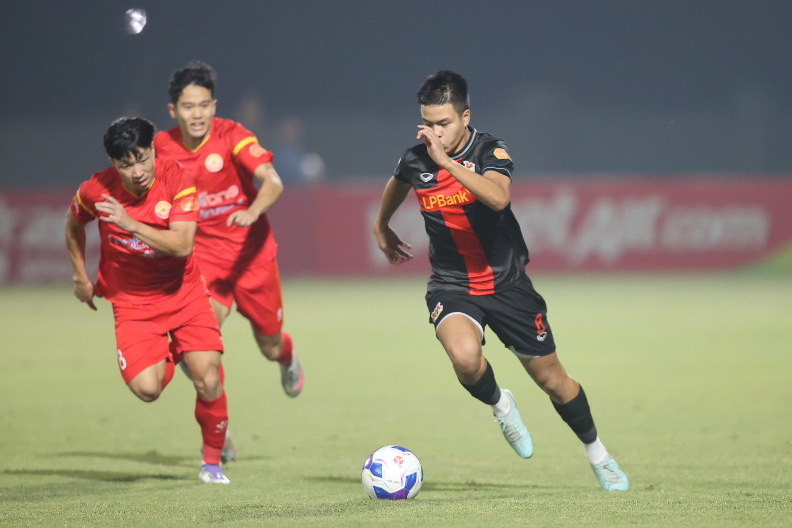 HLV Kim Sang Sik gia cố hàng công U22 Việt Nam do vắng Văn Trường - Ảnh 3.