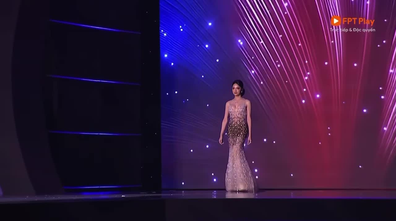 Hương Giang rạng rỡ trong bộ váy dạ hội tại bán kết