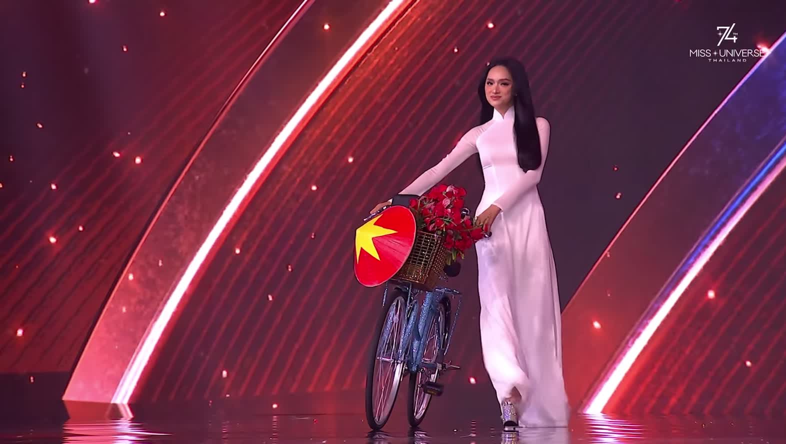 Hương Giang duyên dáng trong áo dài trắng truyền thống