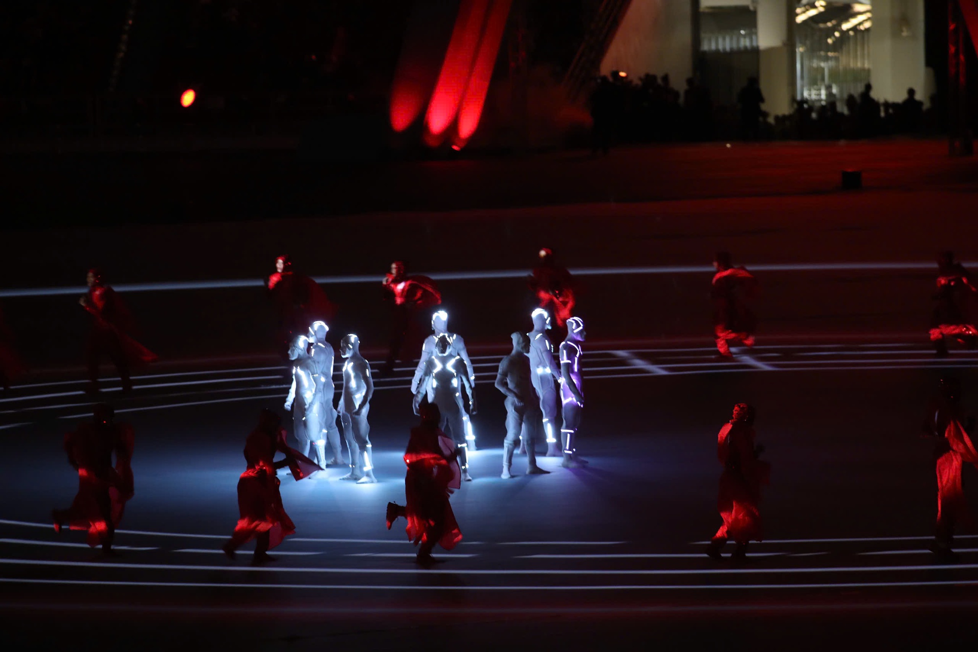 Lễ khai mạc kết hợp công nghệ và truyền thống