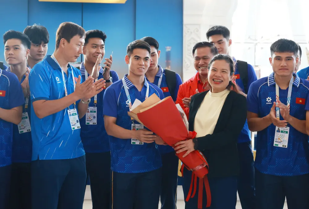 Tham tán đại sứ quán Việt Nam tiếp đón đội U22