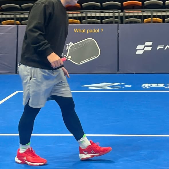 Vận động viên Pickleball sử dụng vợt thi đấu Vận động viên Pickleball thi đấu chuyên nghiệp