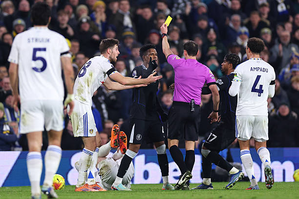 Tình huống Estevao Willian thoát thẻ đỏ trong trận đấu với Leeds