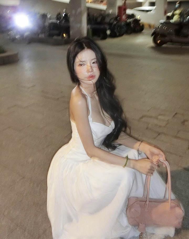 Vóc dáng đồng hồ cát được tôn vinh qua chiếc đầm trắng mềm mại Mai Dora khoe ảnh kèm một cái tên, fan vừa đọc đã biết là “đồng đạo