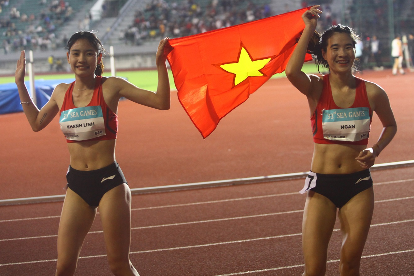 Bùi Thị Ngân ăn mừng cùng đàn em Khánh Linh