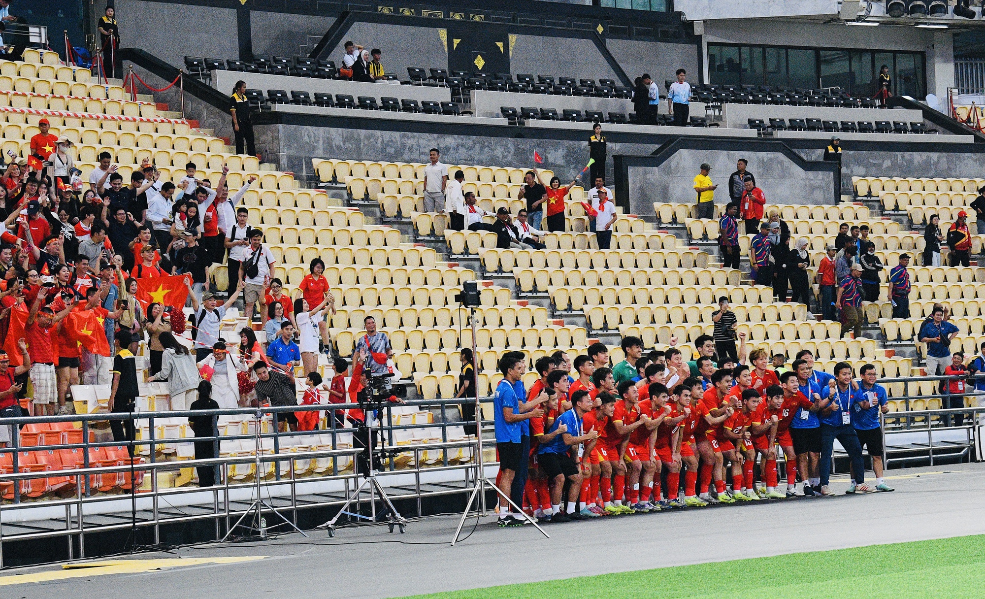 ĐT U22 Việt Nam chụp hình kỷ niệm cùng CĐV