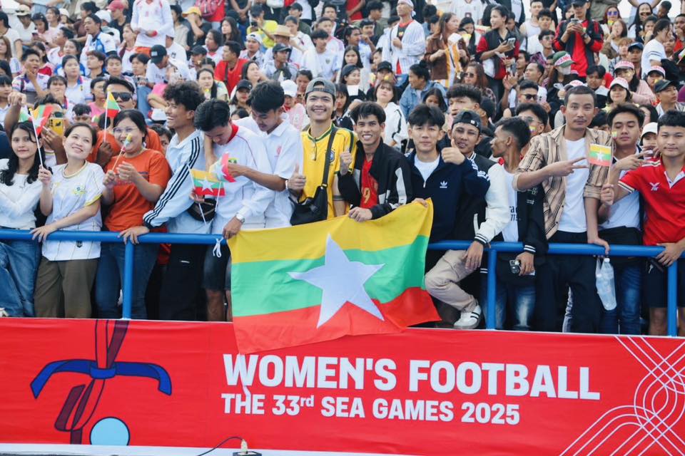 Đông đảo CĐV Myanmar tới sân cổ vũ đội nhà trong ngày ra quân môn bóng đá nữ SEA Games 33. Cổ động viên Myanmar tại SEA Games 33