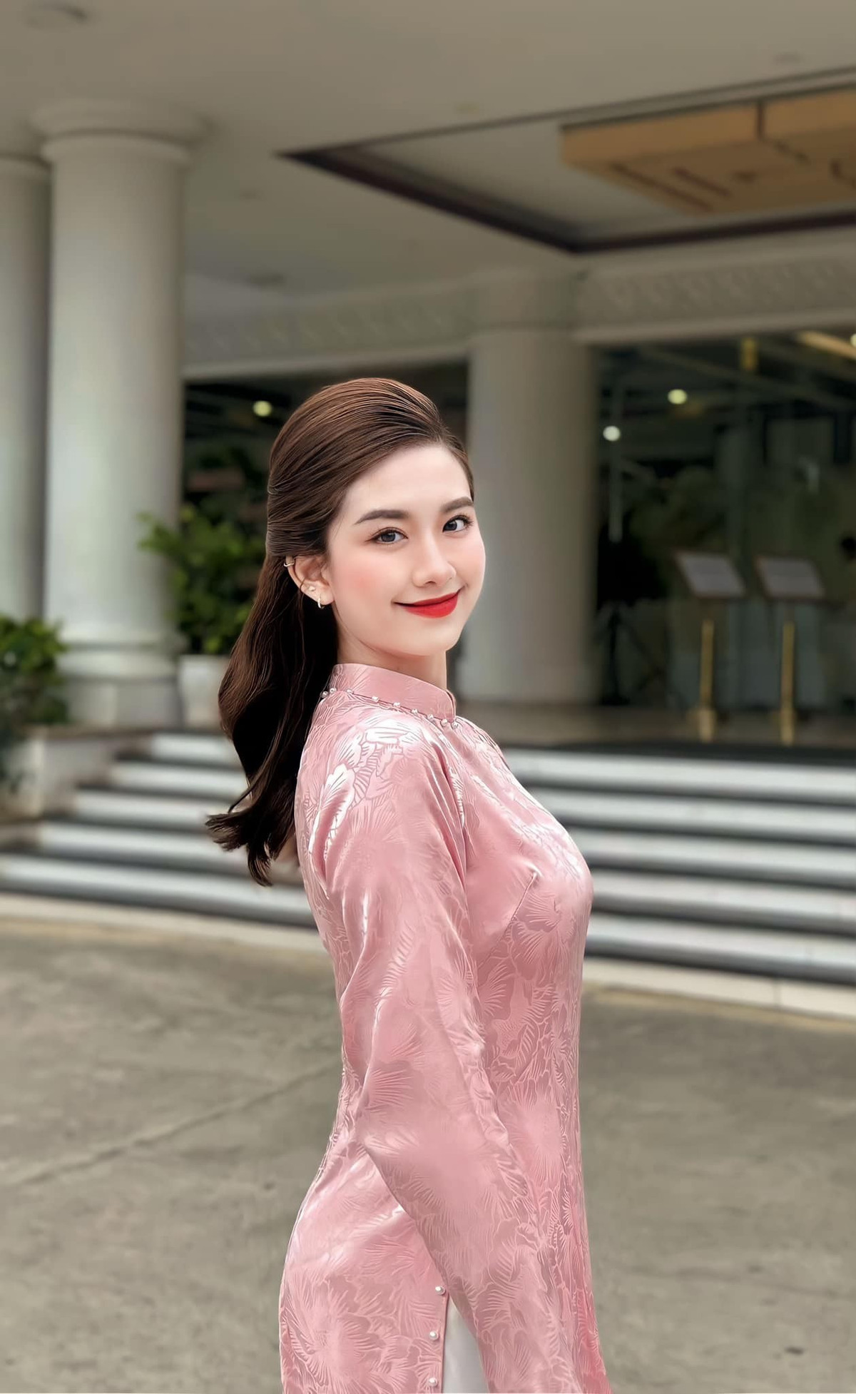 Nữ MC Đài truyền hình Nghệ An khá kín tiếng trên mạng xã hội. Thỉnh thoảng, cô nàng đăng tải những bức hình cuộc sống hàng ngày, nhận về nhiều lời khen từ người theo dõi. Đời thường giản dị của nữ MC