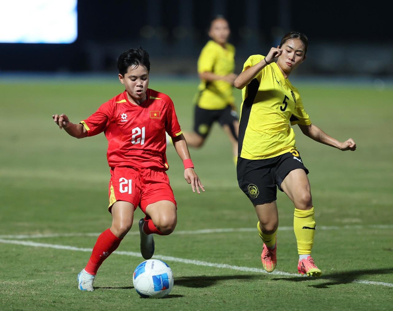 Tuyển Malaysia (áo vàng) rất vất vả khi phải đối đầu với tuyển Việt Nam