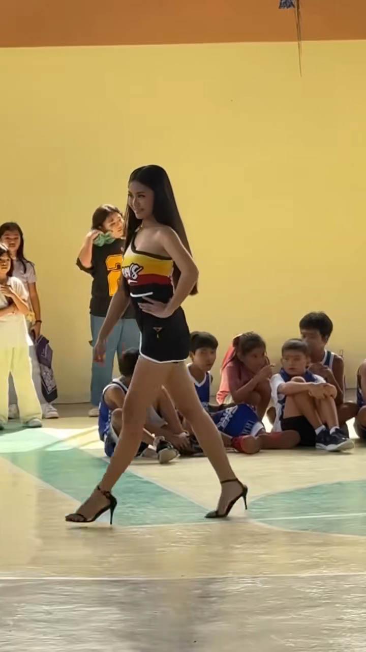 Hoạt náo viên có hành động phản cảm đến mức gây phẫn nộ cộng đồng mạng- Ảnh 5. Hoạt náo viên có hành động phản cảm đến mức gây phẫn nộ cộng đồng mạng- Ảnh 5.