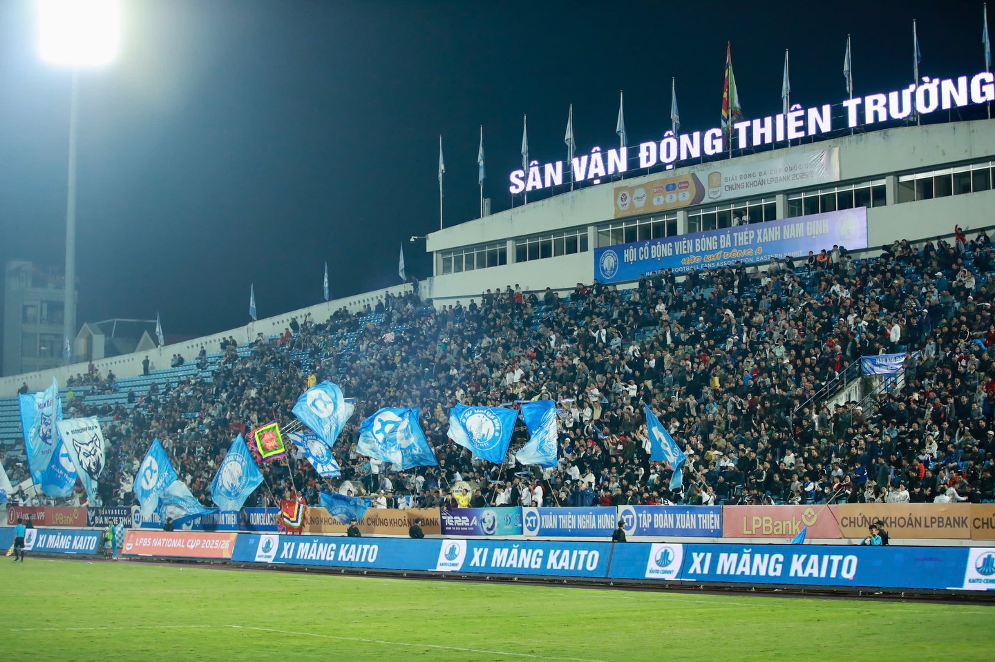 Tin nóng bóng đá Việt Nam hôm nay 10/12: U22 Việt Nam lên kế hoạch đánh bại U22 Malaysia; Tuyển nữ Việt Nam mất 5 tiếng đi tập tại SEA Games 33 - Ảnh 3. CLB Nam Định tặng vé miễn phí cho CĐV đến sân xem trận đấu