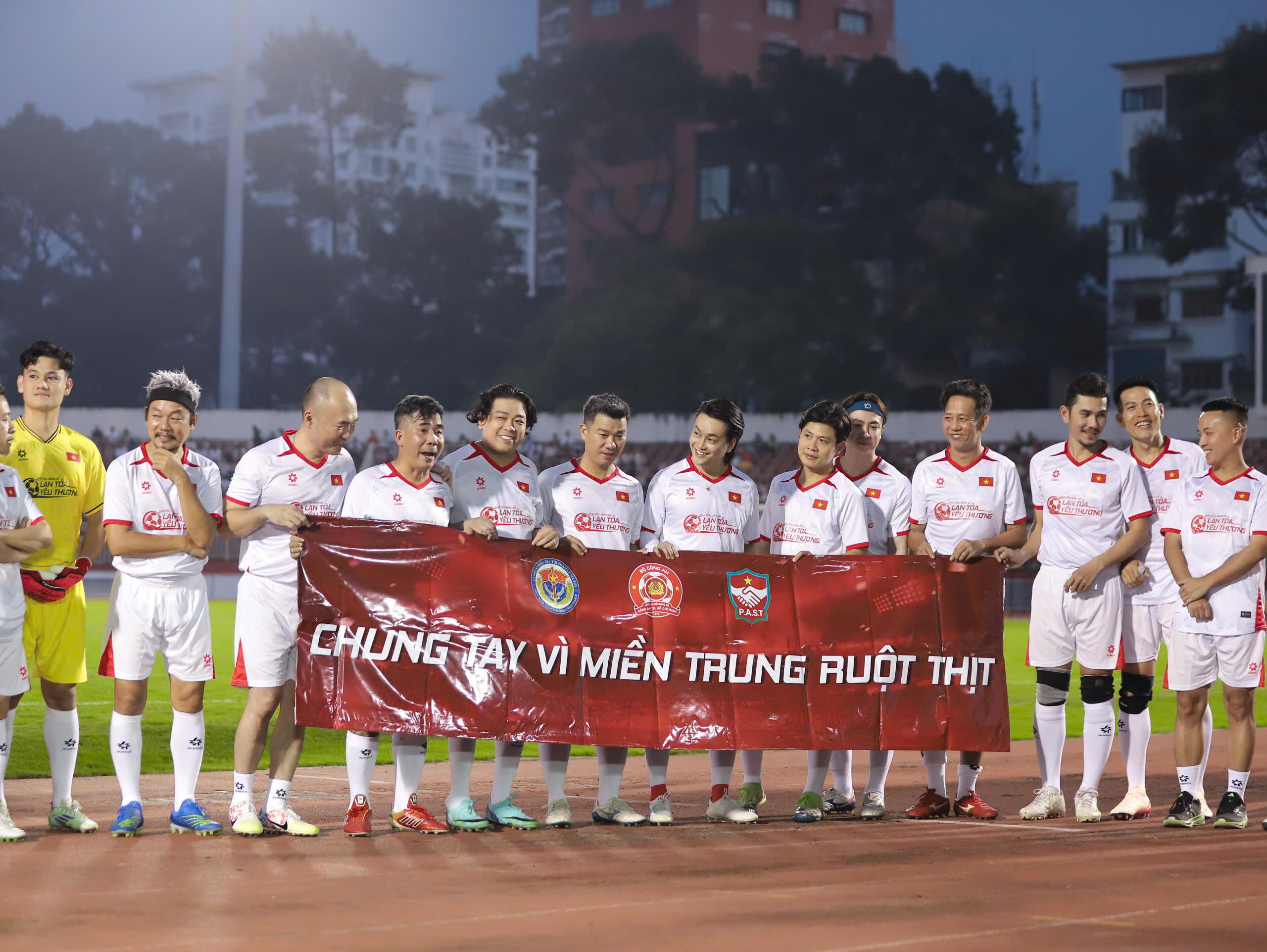 Tiến Linh cùng dàn sao quyên góp gần 1,2 tỷ đồng để &quot;Lan tỏa yêu thương 2025&quot; - Ảnh 2.