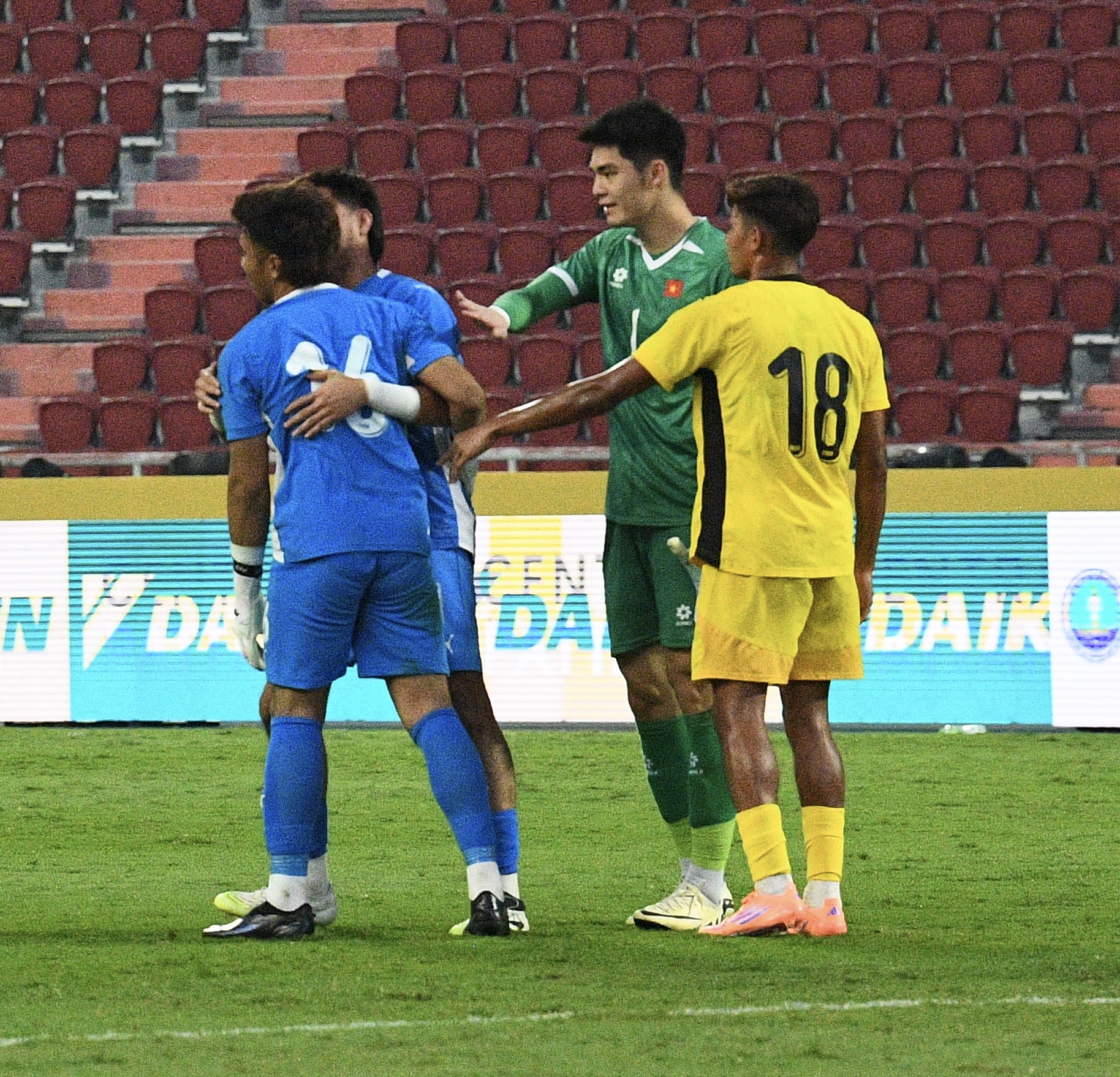Thủ môn Trần Trung Kiên an ủi đồng nghiệp Malaysia