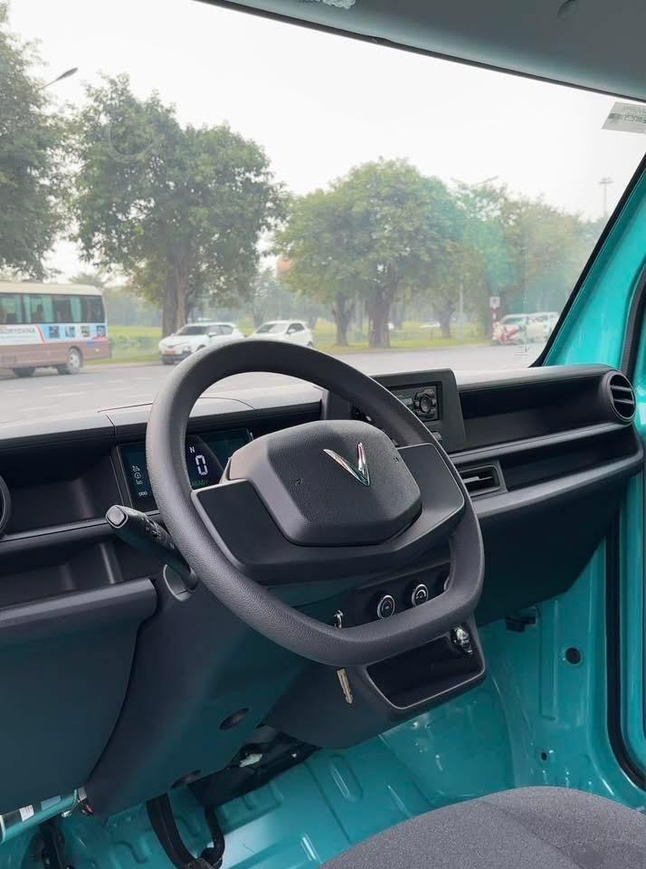 VinFast EC Van 12 Nội thất thực dụng với bảng điều khiển đơn giản