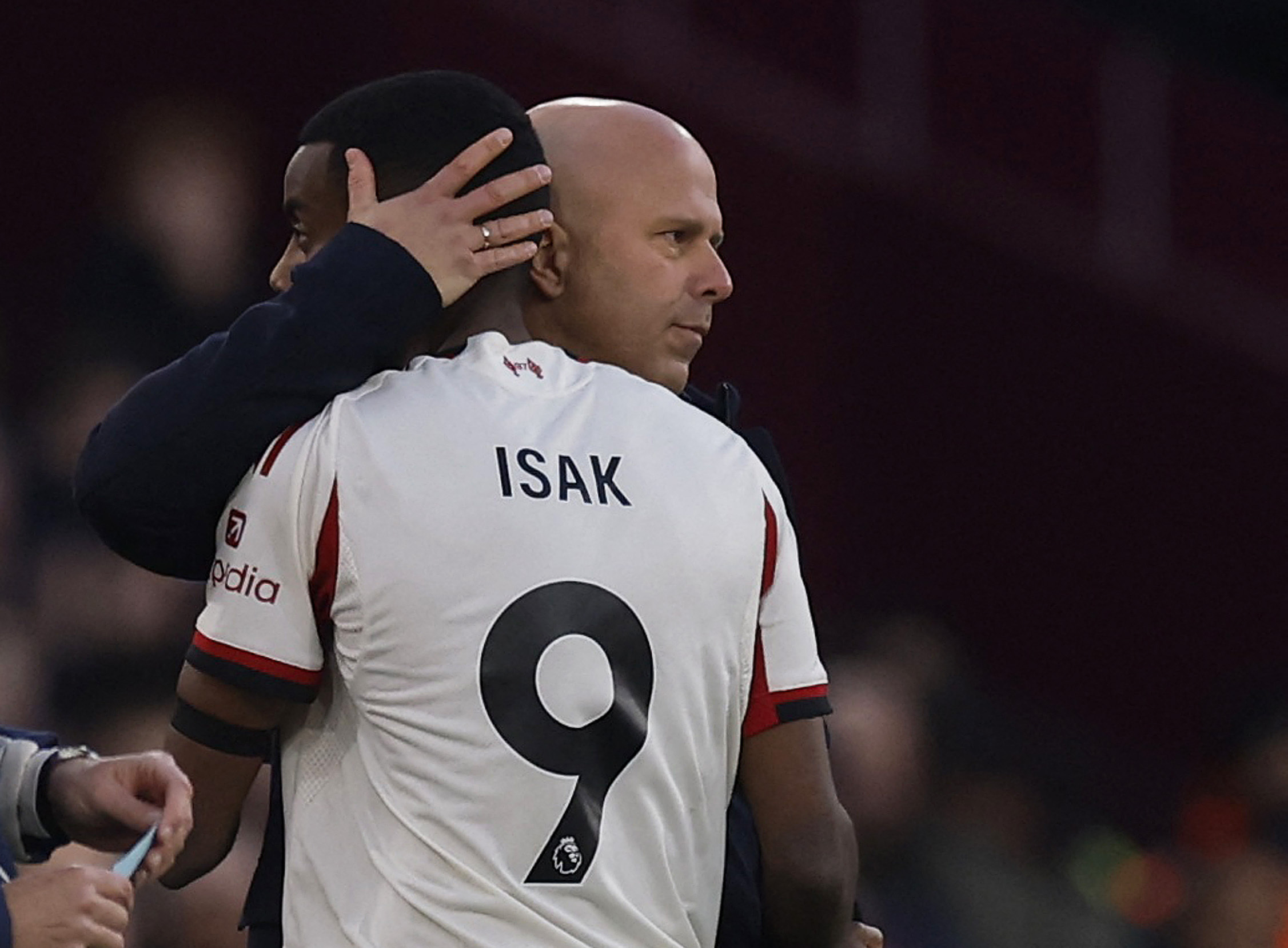 Isak có bàn thắng đầu tiên trong màu áo Liverpool tại Premier League