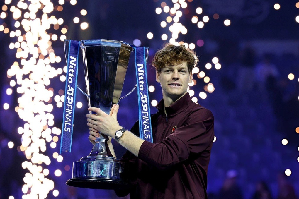 Sinner lần thứ hai liên tiếp đăng quang ATP Finals sau trận chung kết nghẹt thở trước Alcaraz - Ảnh 1.