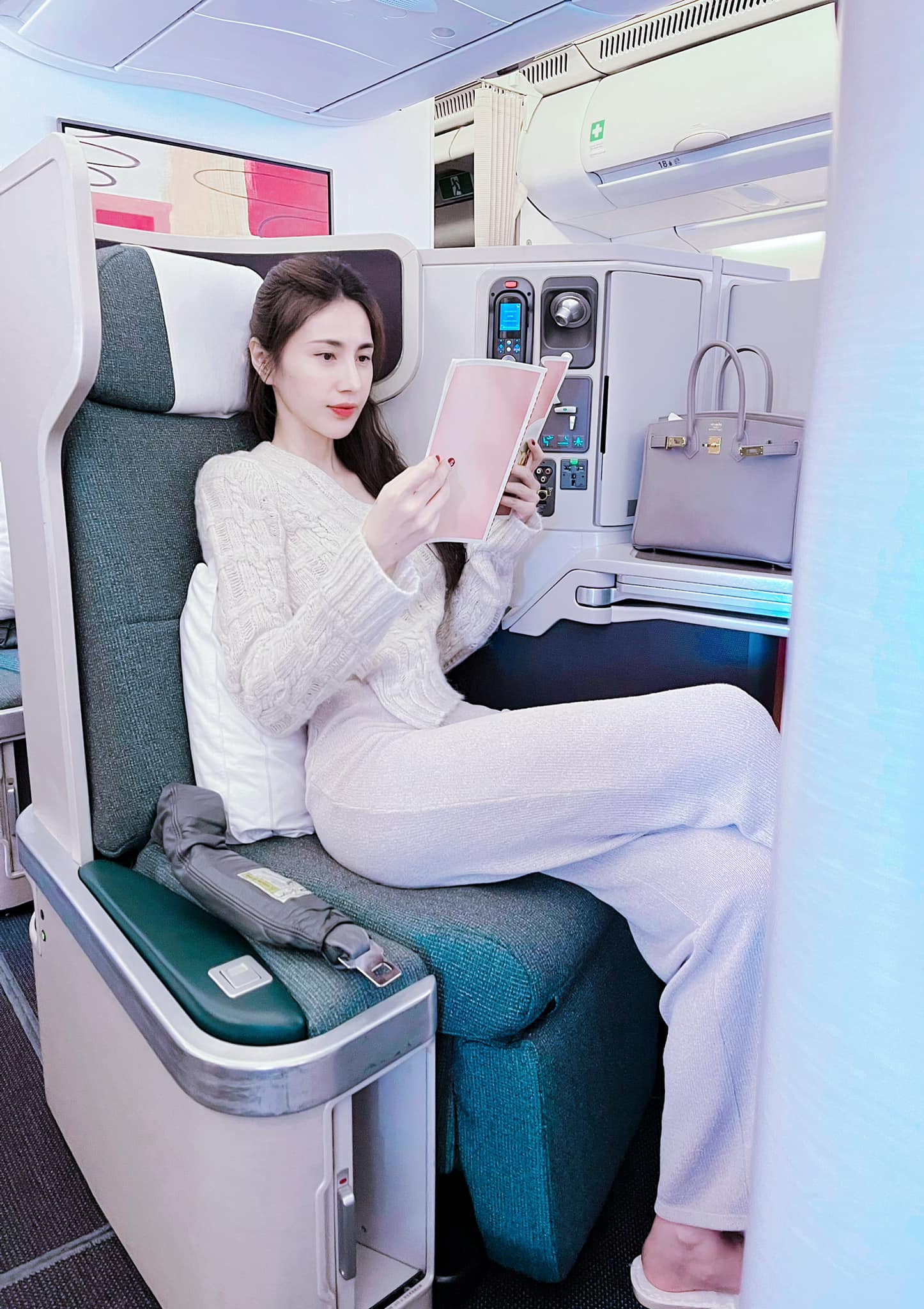 Hiện tại, Thuỷ Tiên sống bí ẩn, chủ yếu đi chùa