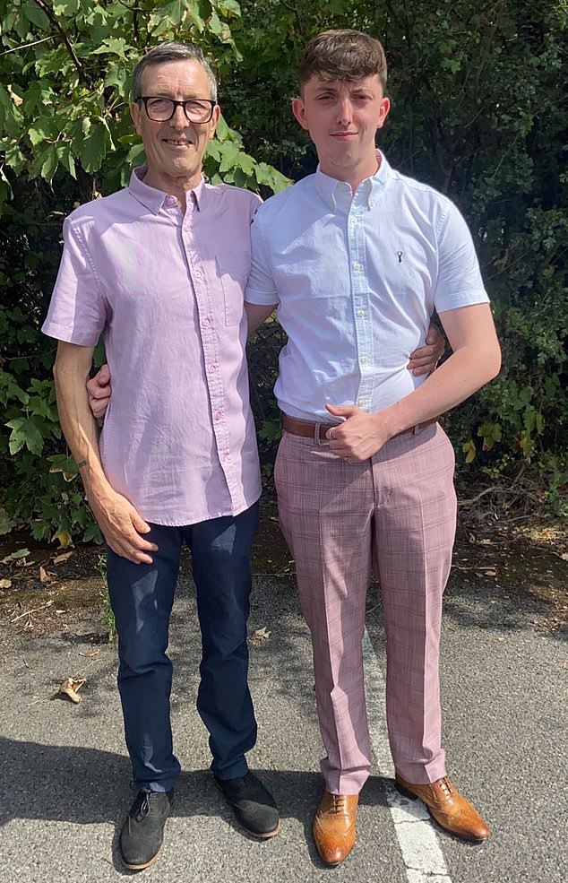 Owen cùng cha Kevin Henderson