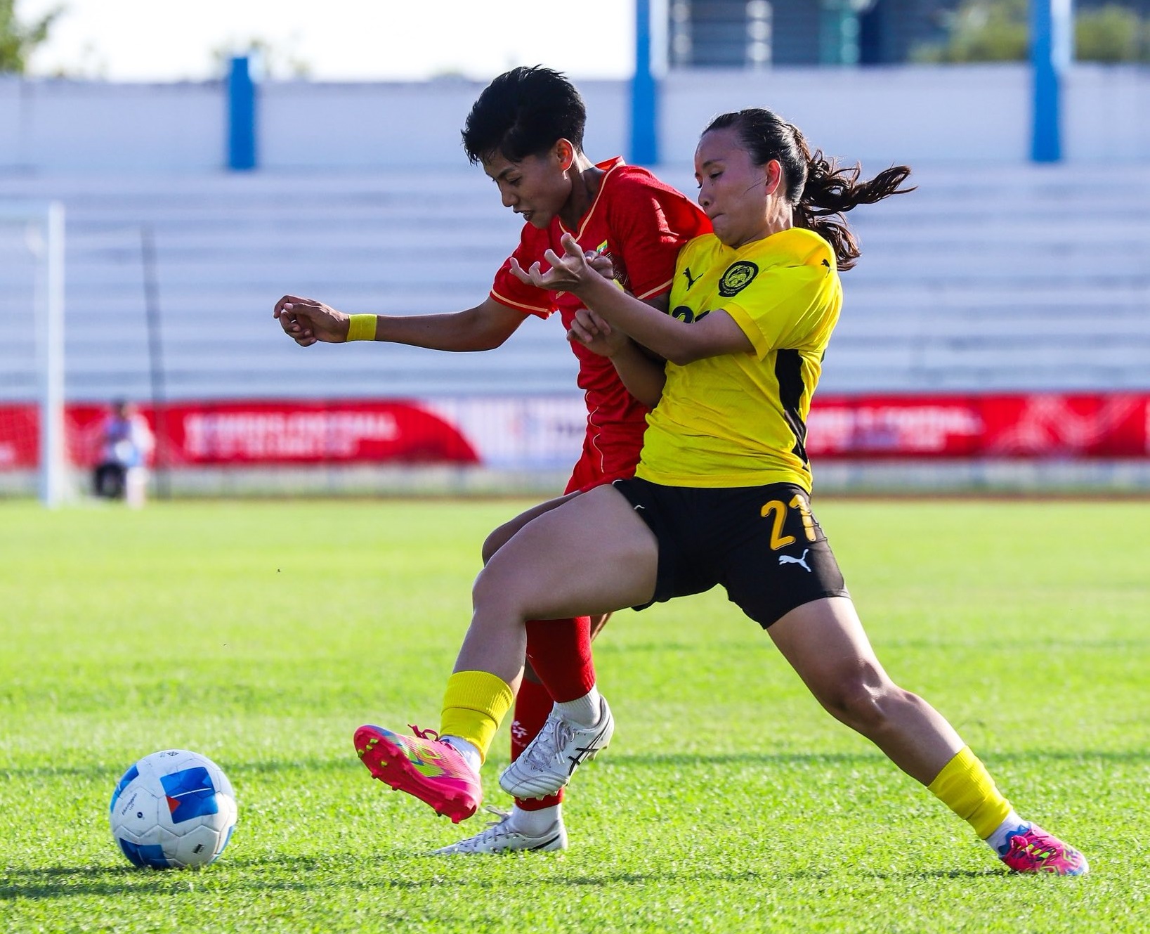 Thua 2 trận, thủng lưới 10 bàn, tuyển Malaysia xem như bị loại khỏi SEA Games - Ảnh 1. Tuyển Myanmar áp đảo tuyển Malaysia trong trận đấu