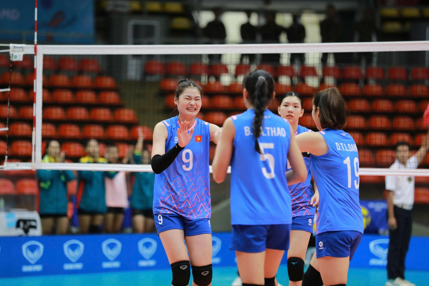 Tuyển bóng chuyền nữ Việt Nam thi đấu áp đảo Đội bóng chuyền nữ Việt Nam thi đấu trước Myanmar