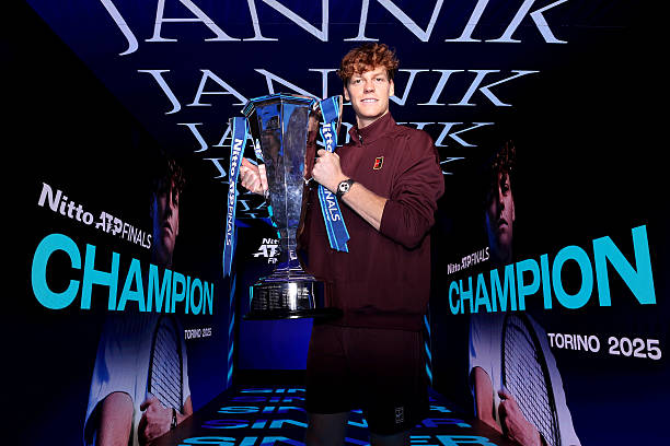 Jannik Sinner vượt qua Carlos Alcaraz với tỷ số 7-6 (4), 7-5 trong trận chung kết ATP Finals 2025