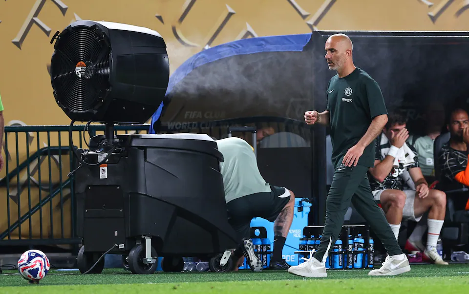 Cầu thủ kiệt sức do nhiệt độ cao