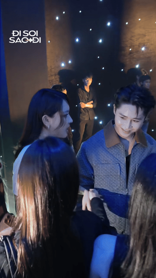 Bích Phương nắm tay, xoa vai tình tứ, còn Tăng Duy Tân thì cười không khép miệng- Ảnh 1. Bích Phương nắm tay, xoa vai tình tứ, còn Tăng Duy Tân thì cười không khép miệng- Ảnh 1.