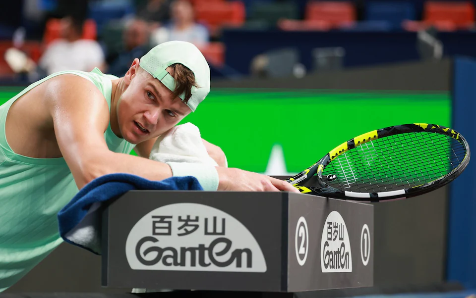 Holger Rune cảnh báo nguy hiểm vì sức nóng