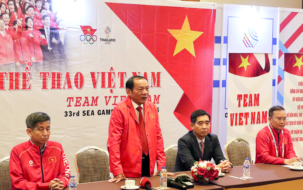 Bộ trưởng Nguyễn Văn Hùng thăm và động viên Đoàn Thể thao Việt Nam tại SEA Games 33 - Ảnh 1. Bộ trưởng Bộ Văn hóa, Thể thao và Du lịch, Chủ tịch Ủy ban Olympic Việt Nam Nguyễn Văn Hùng