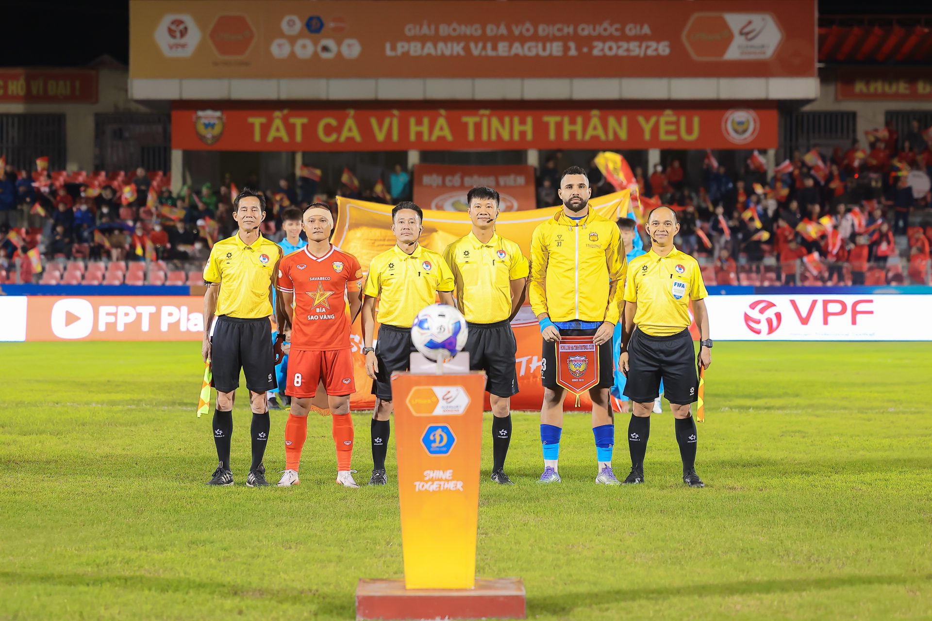 Tin nóng bóng đá Việt Nam hôm nay 5/11: Huỳnh Như ghi bàn vào lưới đội tuyển Việt Nam; Trọng tài ngăn cầu thủ HAGL cắn lưỡi - Ảnh 1. Trọng tài Nguyễn Mạnh Hải trong trận Hồng Lĩnh Hà Tĩnh thắng HAGL