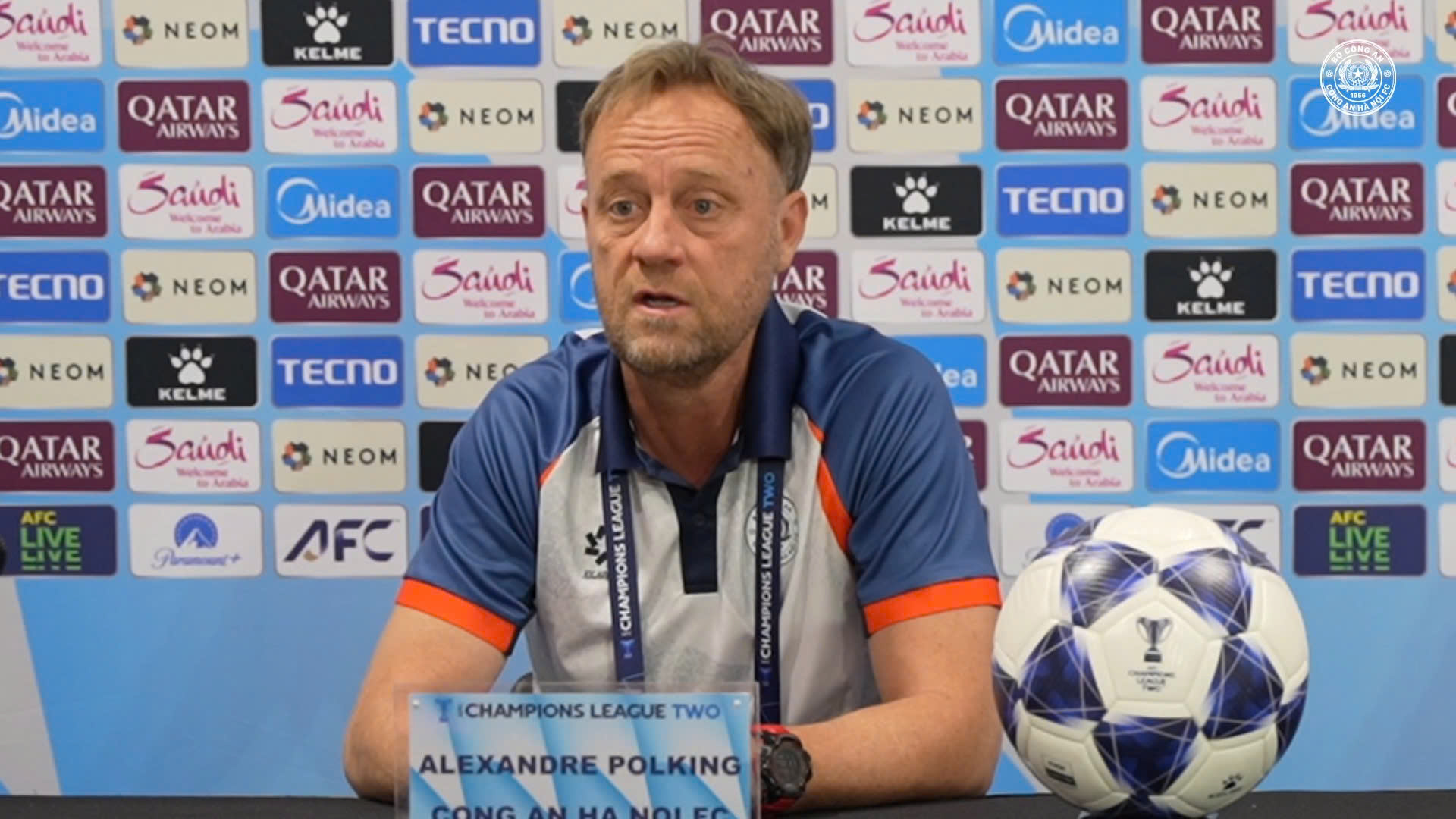 HLV Alexandre Polking thể hiện quyết tâm có điểm trước Macathur FC