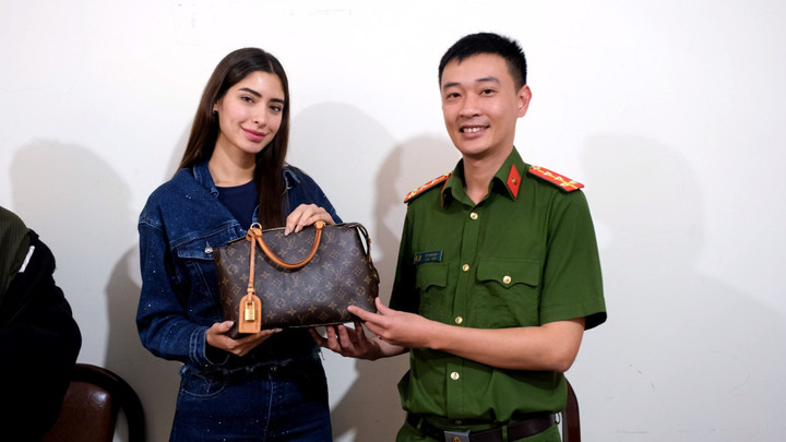 Bắt kẻ trộm túi xách của Hoa hậu Mexico tại Quảng trường Lâm Viên- Ảnh 2. Hoa hậu Mexico nhận lại tài sản